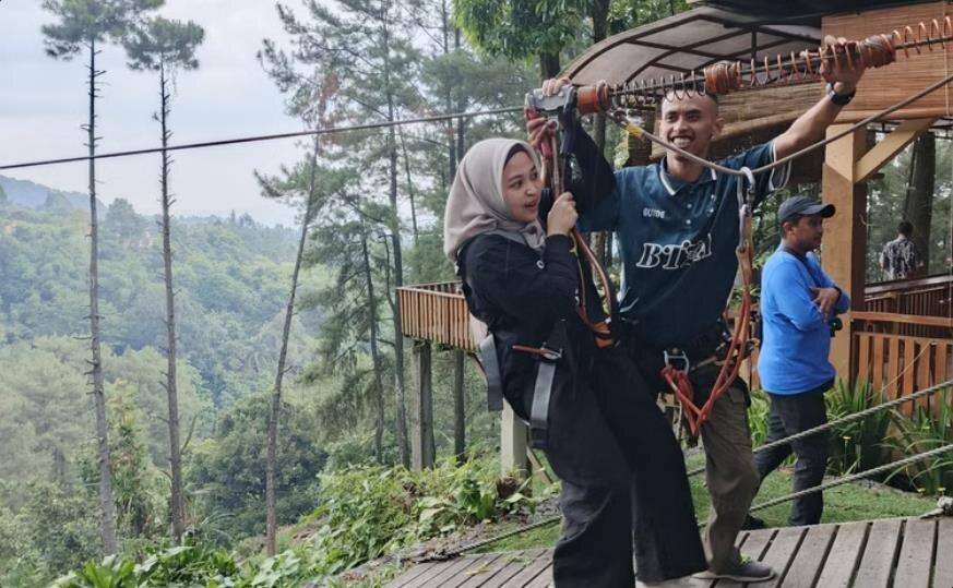 Flying Fox Lintas Lembah Pegunungan